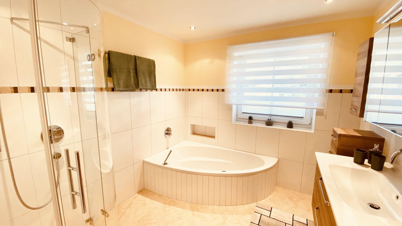 Apart Schiestl_Master Bathroom_01_(c)Sabrivity Apart Schiestl_Master Bathroom_01_(c)Sabrivity